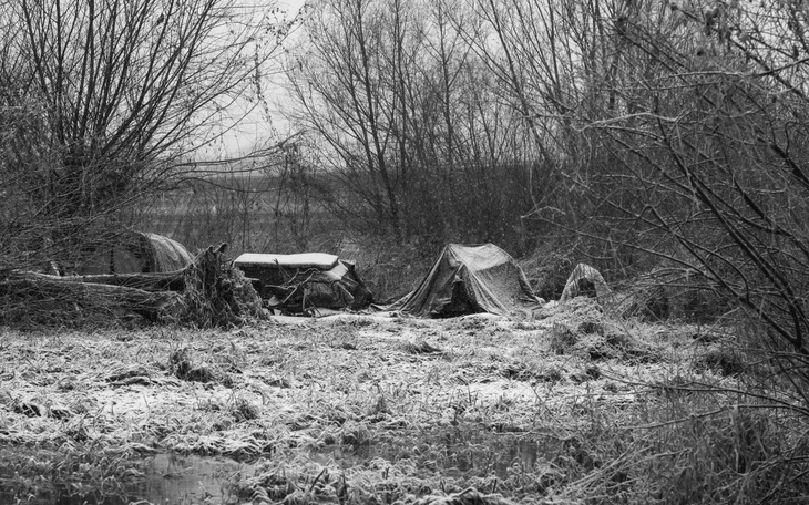 Zimowy krajobraz z opuszczonymi namiotami.