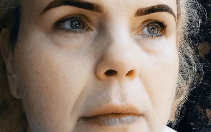 Zbliżenie na twarz kobiety z wyrazistym makijażem.