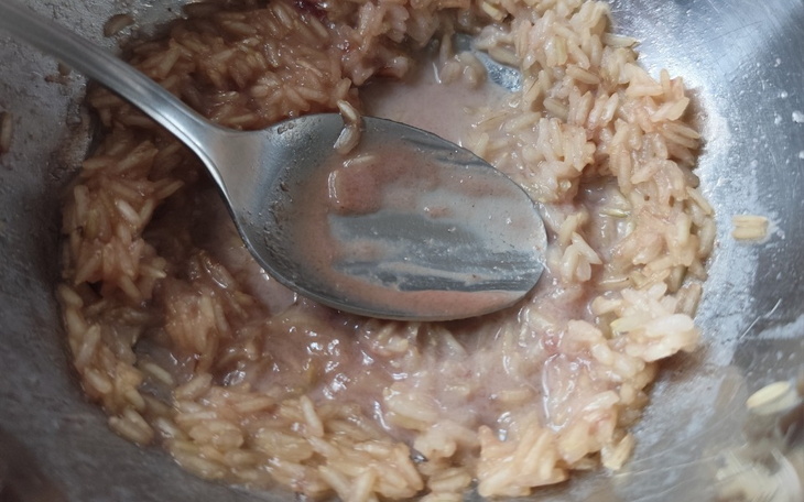 Miska z ryżem, wyglądająca na niedokończoną potrawę.