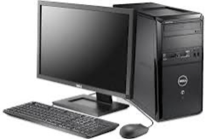 Komputer stacjonarny z monitorem, klawiaturą i myszką na biurku.