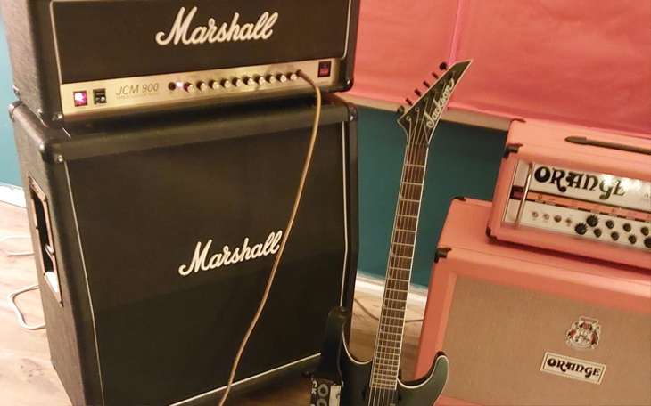 Sprzęt muzyczny: wzmacniacze i gitara elektryczna.