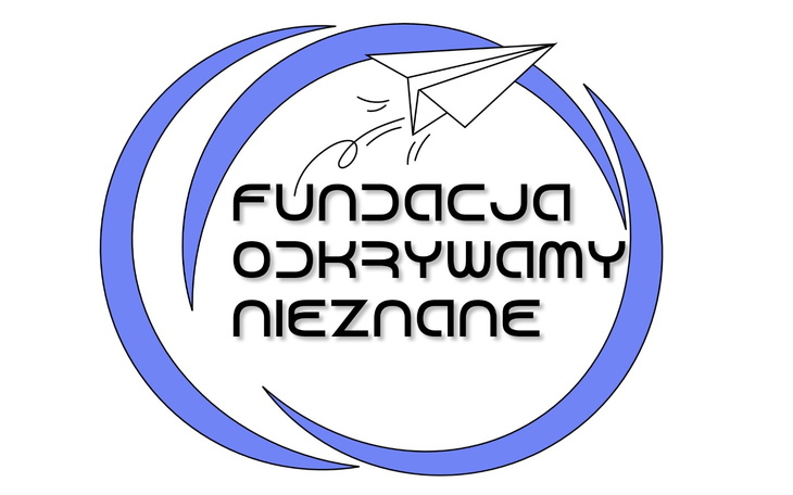Logo fundacji z papierowym samolotem.