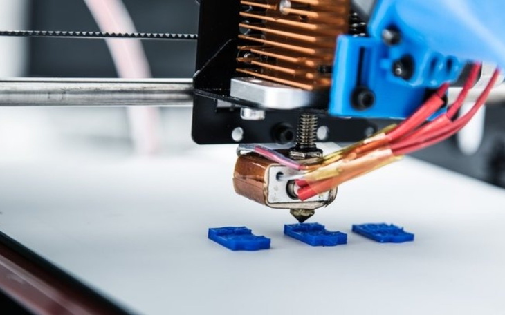 Drukarka 3D w trakcie tworzenia niebieskich elementów.