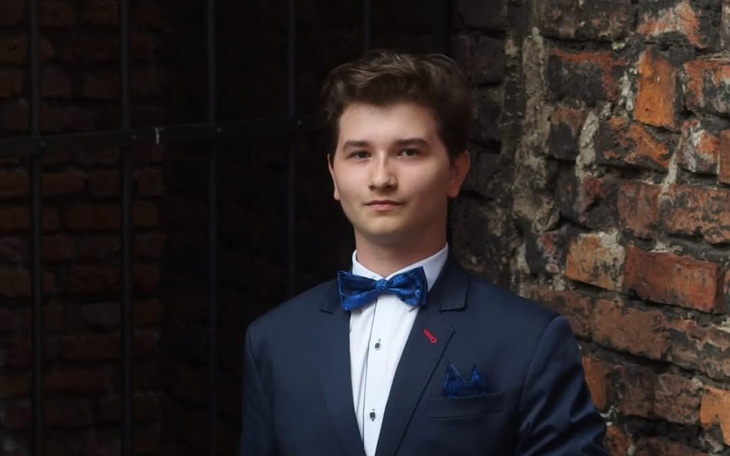 Mężczyzna w eleganckim garniturze z muszką.