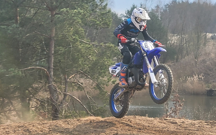 Motocyklista skaczący na motorze, pełen energii i adrenaliny.