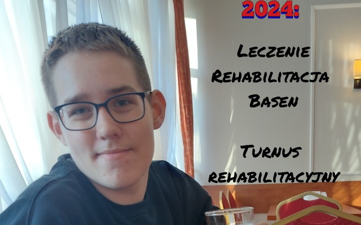 Chłopak z okularami, uśmiechający się do kamery.