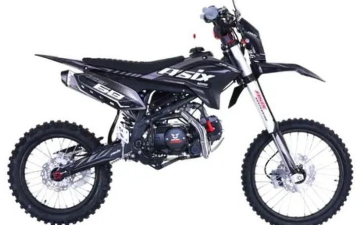 Motocykl terenowy w czarnym kolorze, gotowy do jazdy.