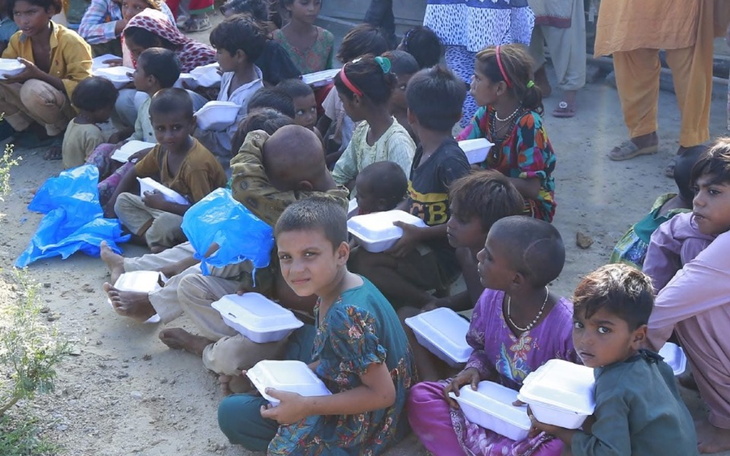 Dzieci czekające na posiłek w trakcie akcji charytatywnej.