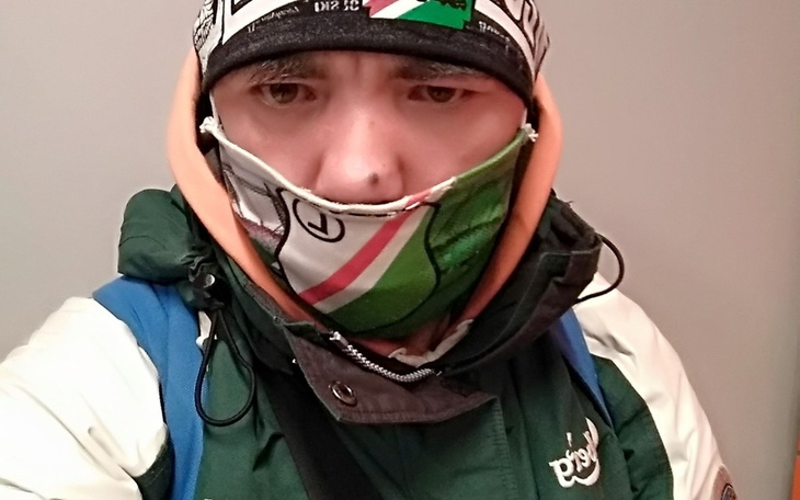 Mężczyzna w ciepłej odzieży i maseczce.