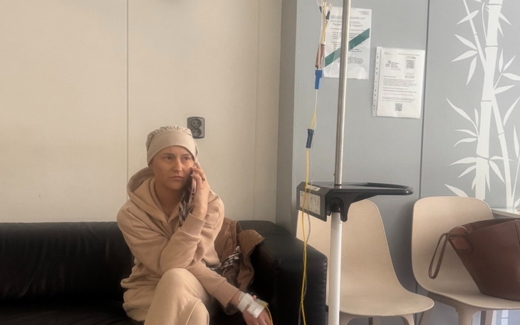 Kobieta w szpitalu, rozmawia przez telefon.