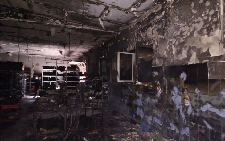 Wnętrze spalonego pomieszczenia z uszkodzeniami.