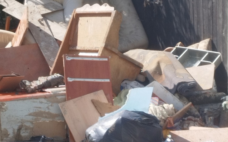 Złomowisko z różnymi odpadami.