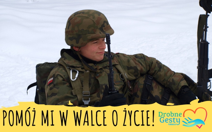 Żołnierz w mundurze, trzymający radio w zimowym otoczeniu.