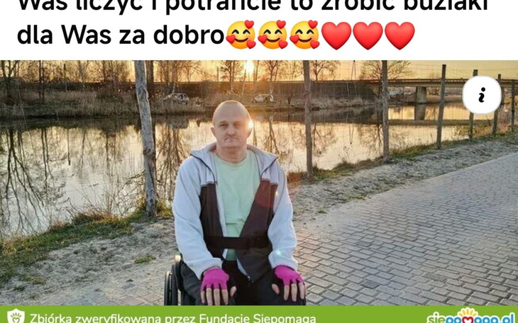 Mężczyzna na wózku inwalidzkim nad rzeką.