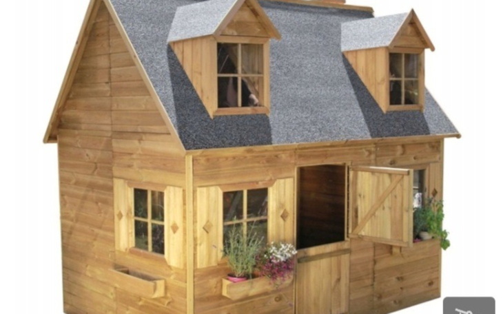 Drewniany domek dla dzieci z oknami i drzwiami.