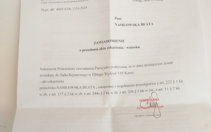 Dokument prawny z informacjami o oskarżeniu.