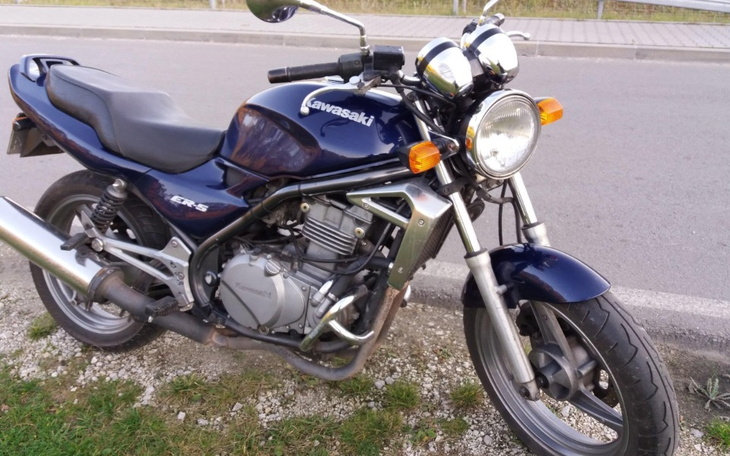 Motocykl Kawasaki zaparkowany przy drodze.