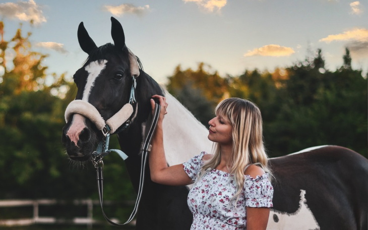 Kobieta z koniem, spędzająca czas na świeżym powietrzu.