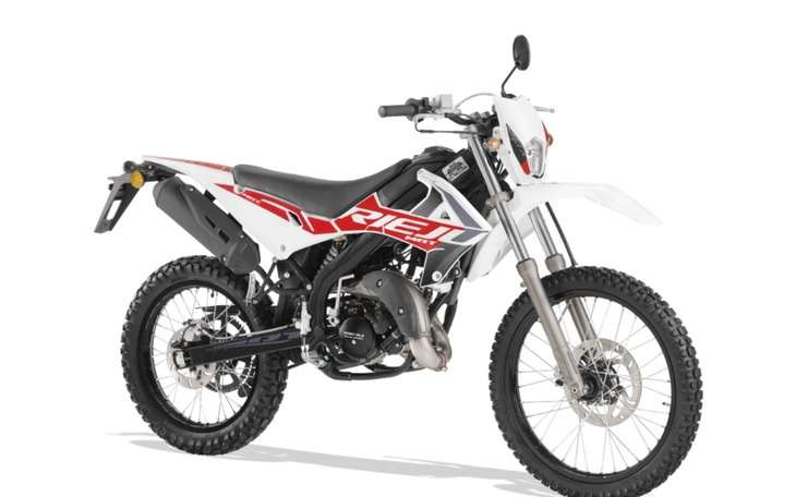 Motocykl terenowy w stylowym białym i czerwonym kolorze.