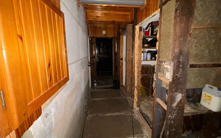 Widok na korytarz z drewnianymi elementami wykończenia.