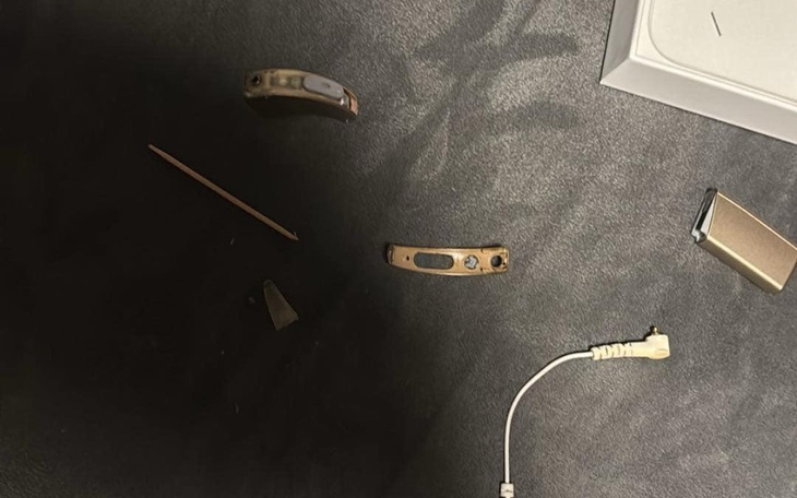 Uszkodzone elementy elektroniczne na czarnej powierzchni.