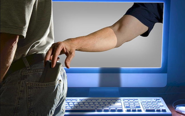 Osoba z ręką wyciągającą telefon z kieszeni.