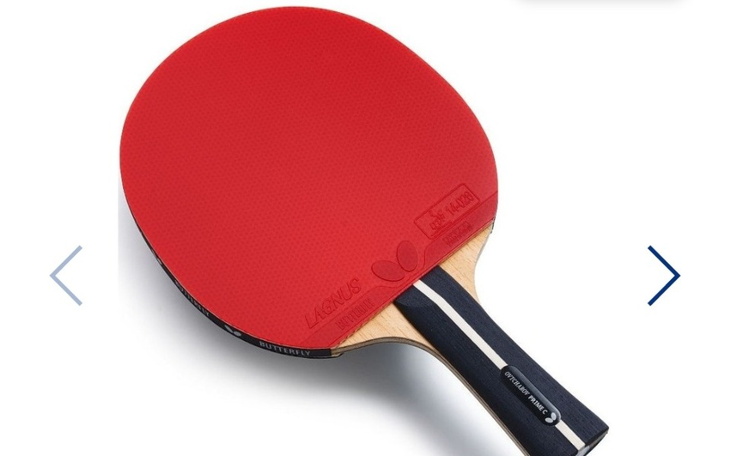 Rakieta do tenisa stołowego z czerwoną gumą.
