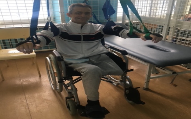 Mężczyzna w wózku inwalidzkim, korzystający z rehabilitacji.