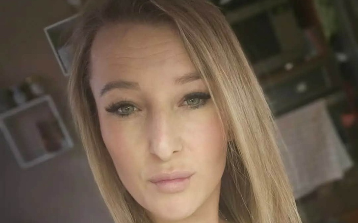 Portret kobiety z długimi włosami, w naturalnym świetle.