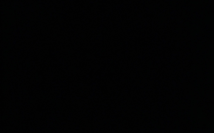 Ciemny obraz, brak widocznych szczegółów.