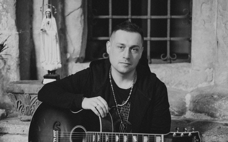 Dzieci w restauracji, jedno z nich przytula drugie.