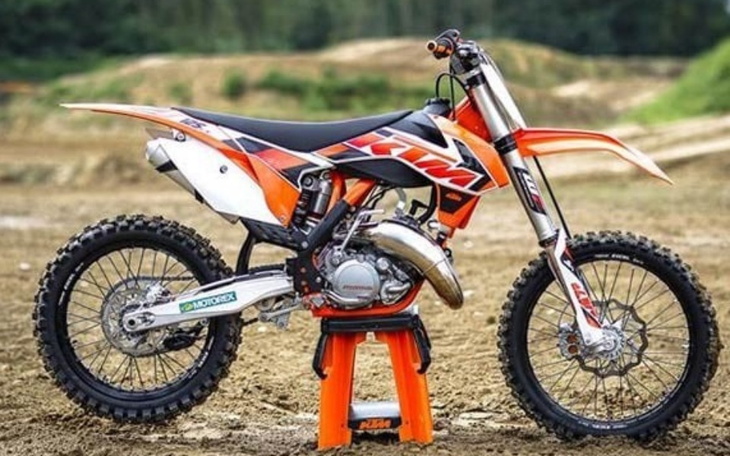 Motocykl terenowy na tle naturalnym.