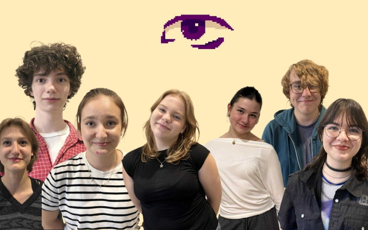 Grupa młodych ludzi pozujących na tle jasnego tła.