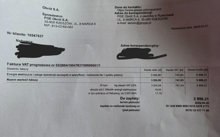 Pies w klatce z miseczkami na zewnątrz, przygotowuje jedzenie