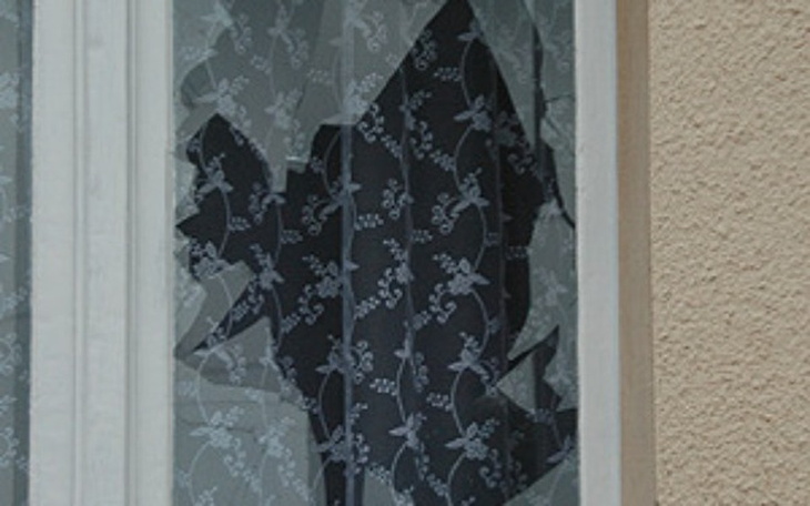 Zbiórka Wybite okno przez chuliganów - zdjęcie główne