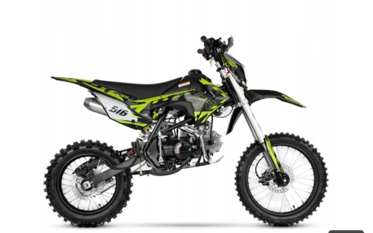 Motocykl terenowy w kolorze zielonym i czarnym na białym tle.