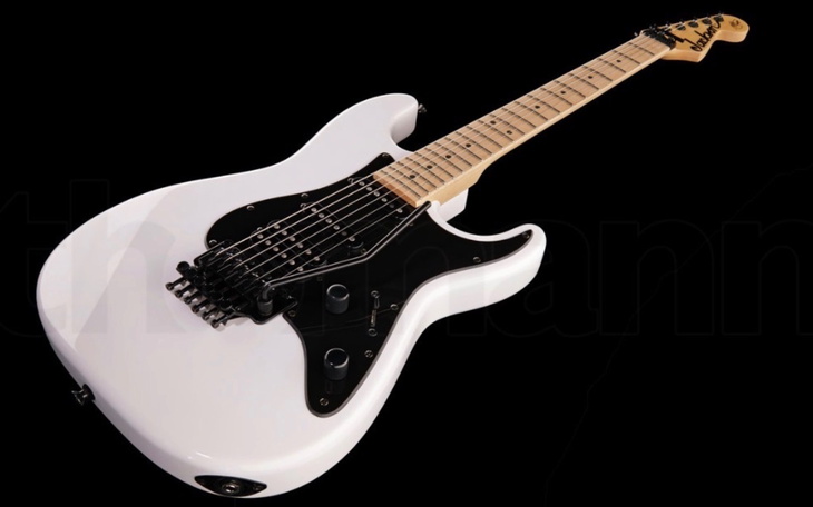 Biała gitara elektryczna na czarnym tle.