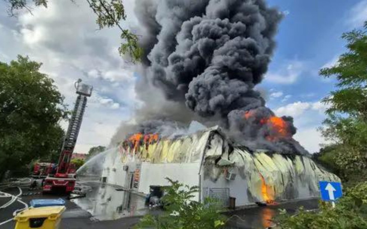 Pożar budynku z dużymi kłębami dymu.