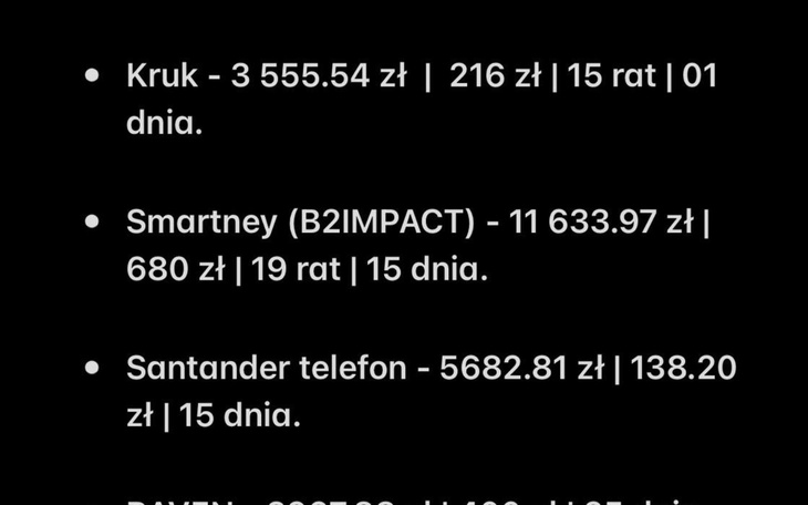 Dwa szczeniaki trzymane w rękach, na tle drewnianego ogrodzenia.
