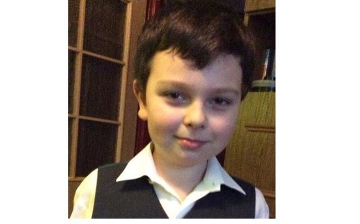 Chłopiec w eleganckim stroju.