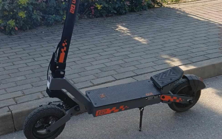 Nowoczesna hulajnoga elektryczna na chodniku.