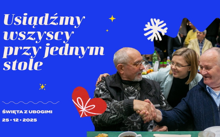 Trzech mężczyzn przy stole, rozmawiają i uśmiechają się.