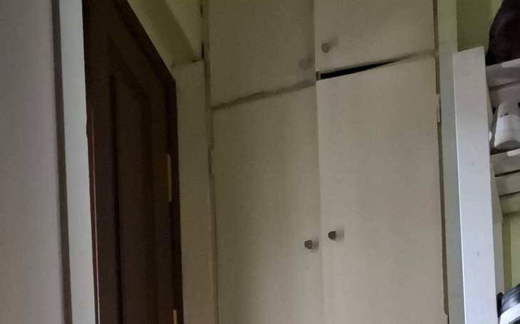 Pusty korytarz z zamkniętymi szafkami.