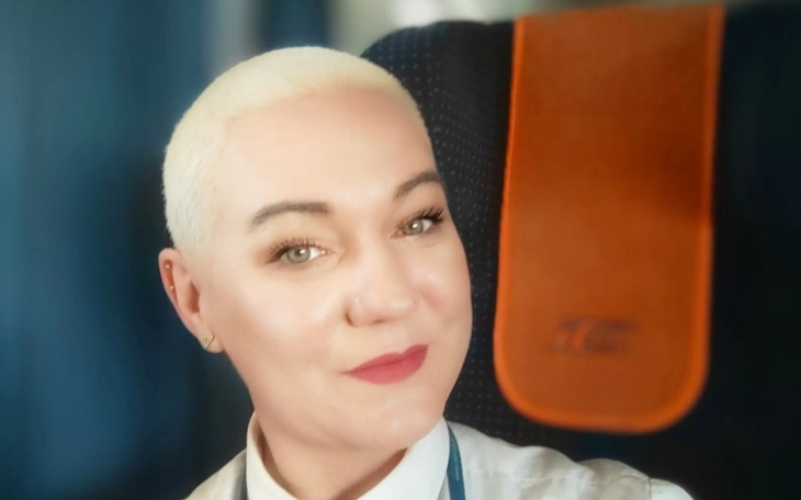 Portret osoby z krótkimi włosami w uniformie.