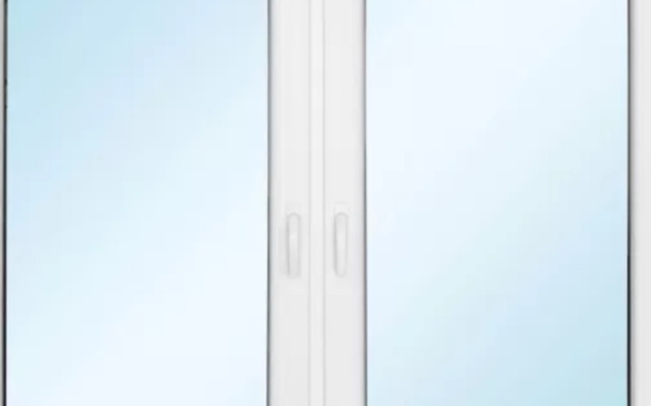 Otwierające się drzwi z lustrami.