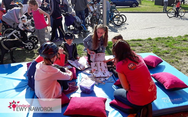 Dzieci bawiące się na świeżym powietrzu.