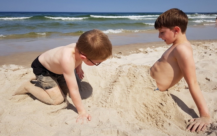 Dzieci bawiące się w piasku na plaży, radosne chwile.