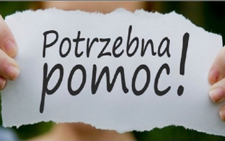 Osoba trzymająca kartkę z napisem 'Potrzebna pomoc!'