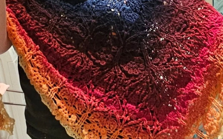 Kolorowy, ręcznie robiony szal w odcieniach czerwieni i niebieskiego.