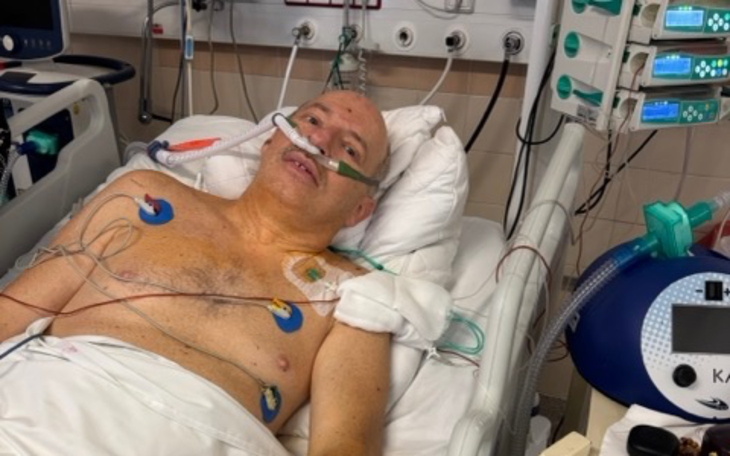 Mężczyzna leżący w szpitalu, podłączony do aparatury medycznej.